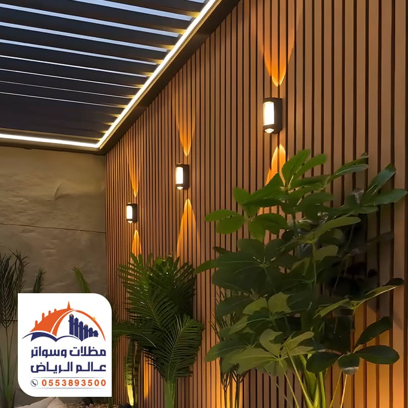 تنسيق جلسة خارجية باضاءة دافئة ولمسات خضراء